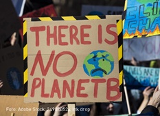 Schild mit Aufschrift "THERE IS NO PLANET B"