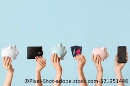 Hände halten Sparschweine, Handys und Bankkarten