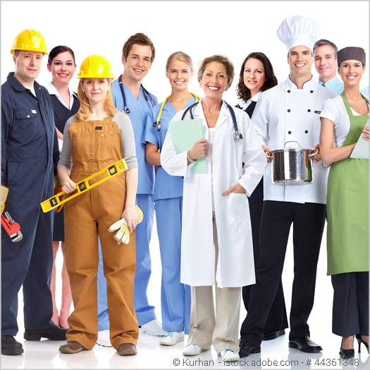 Vertreterinnen und Vertreter verschiedener Berufsgruppen stehen beisammen.