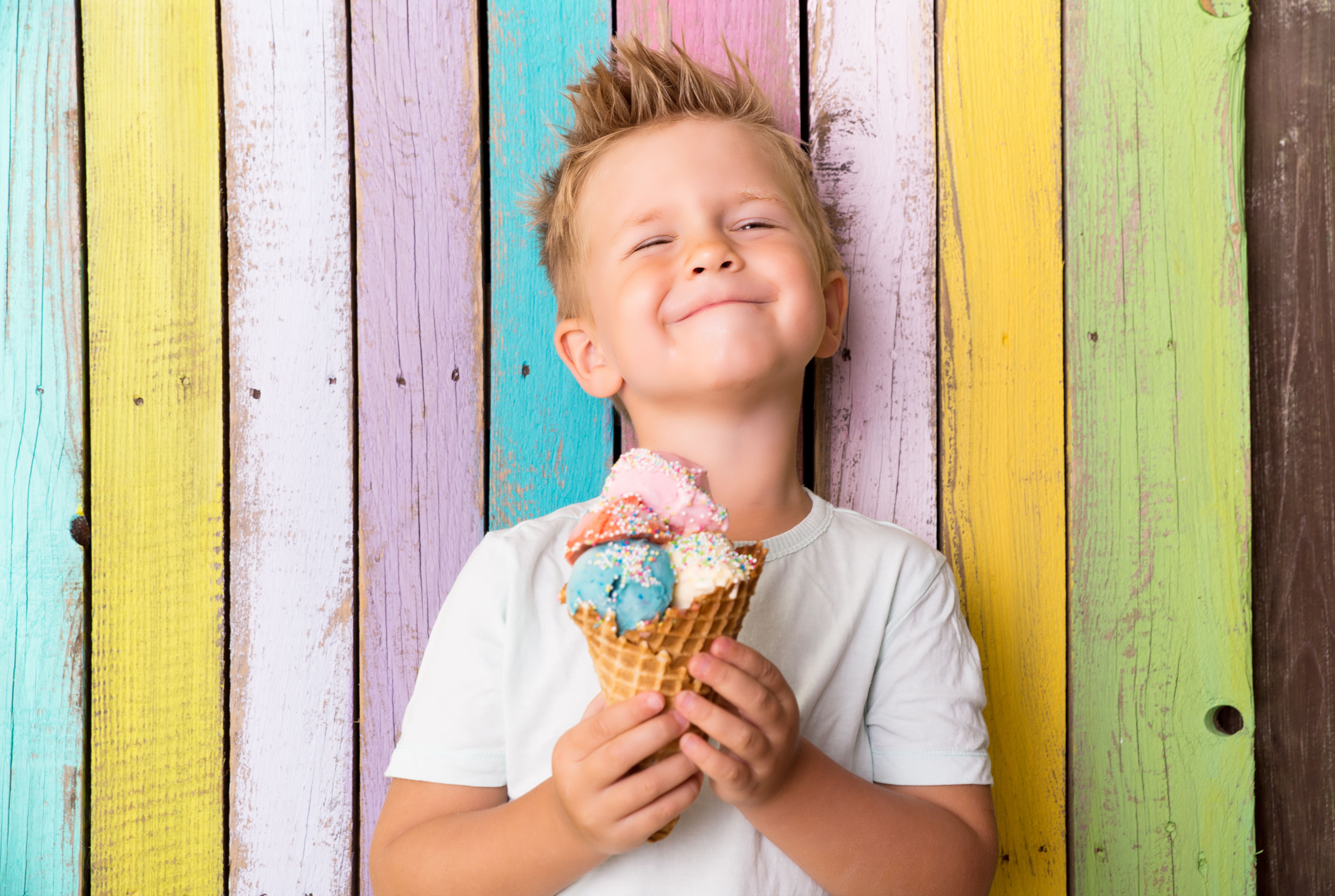 Kind isst ein Eis