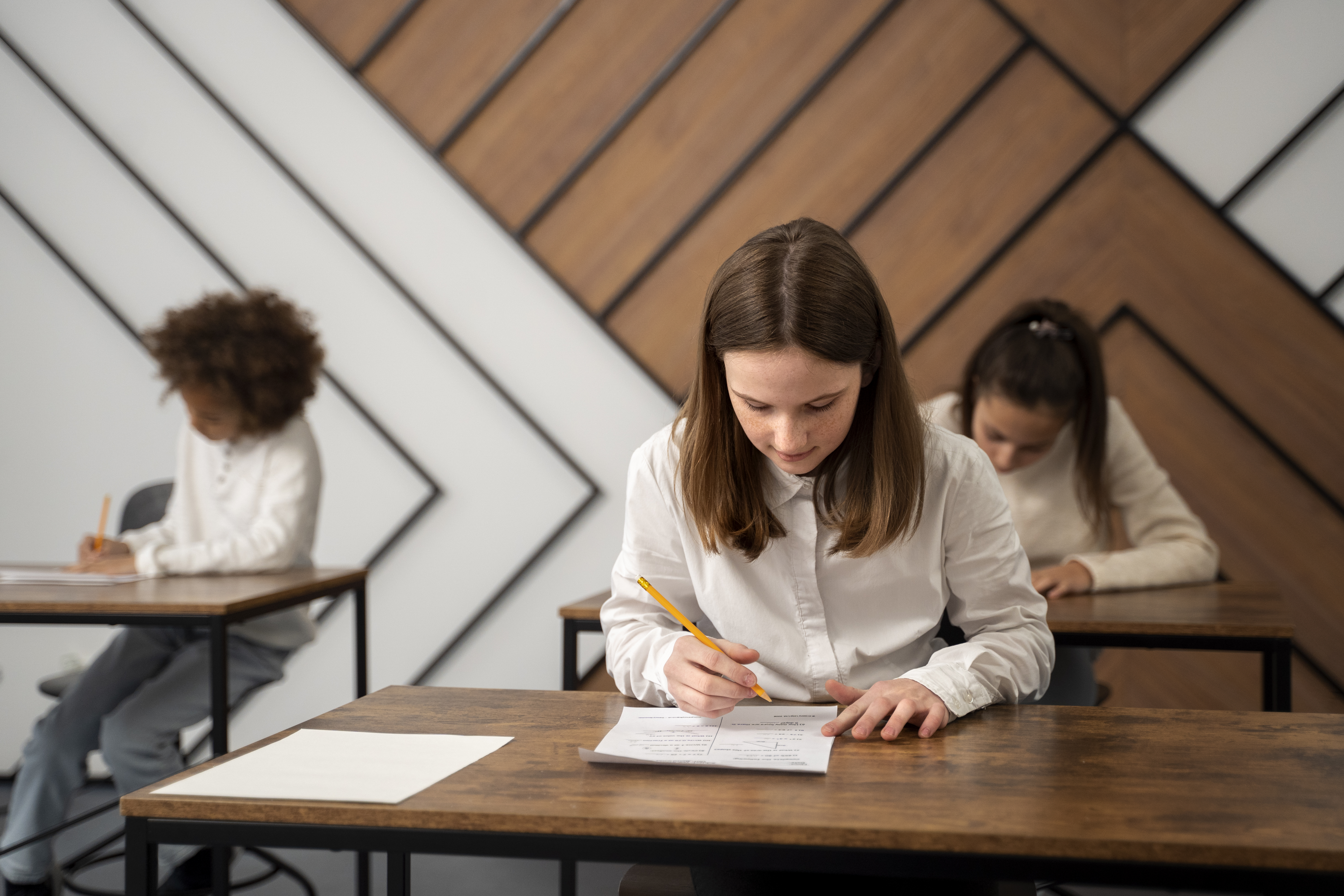 Schüler*innen schreiben eine Klausur