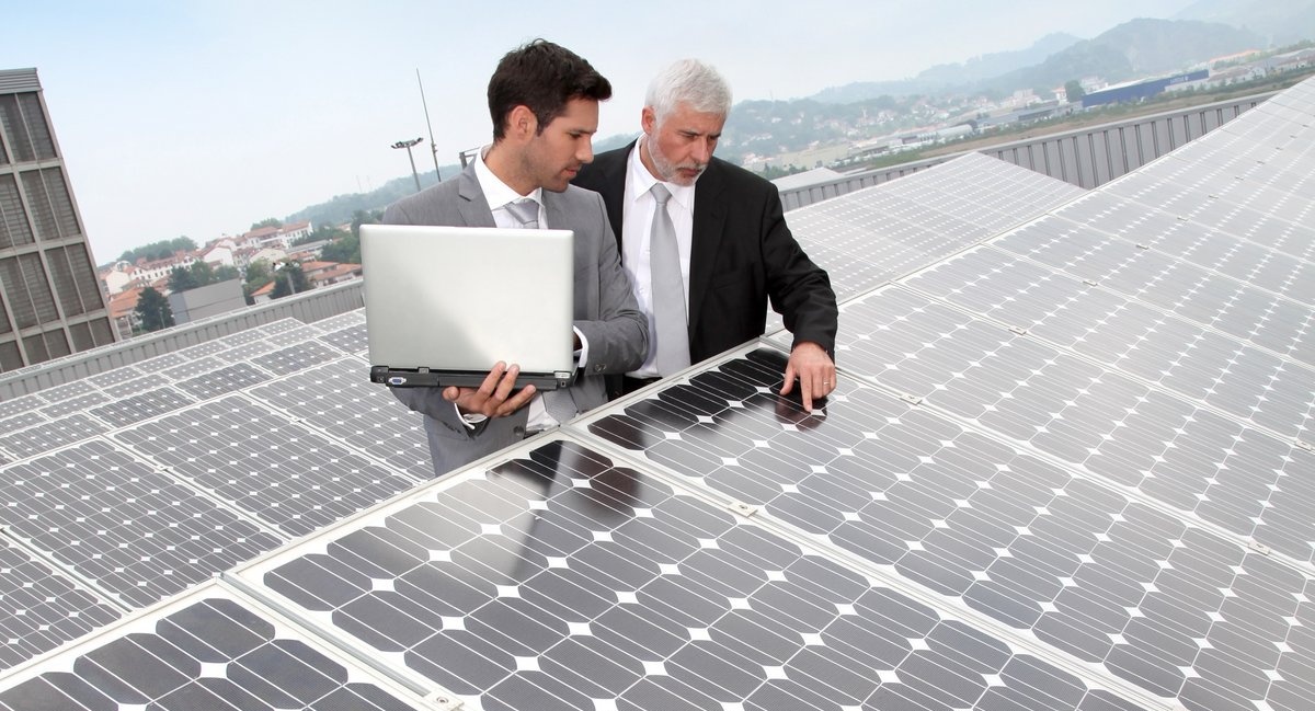 Elektroniker vor Solarpanelen