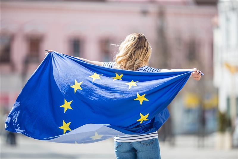 Frau mit Europaflagge