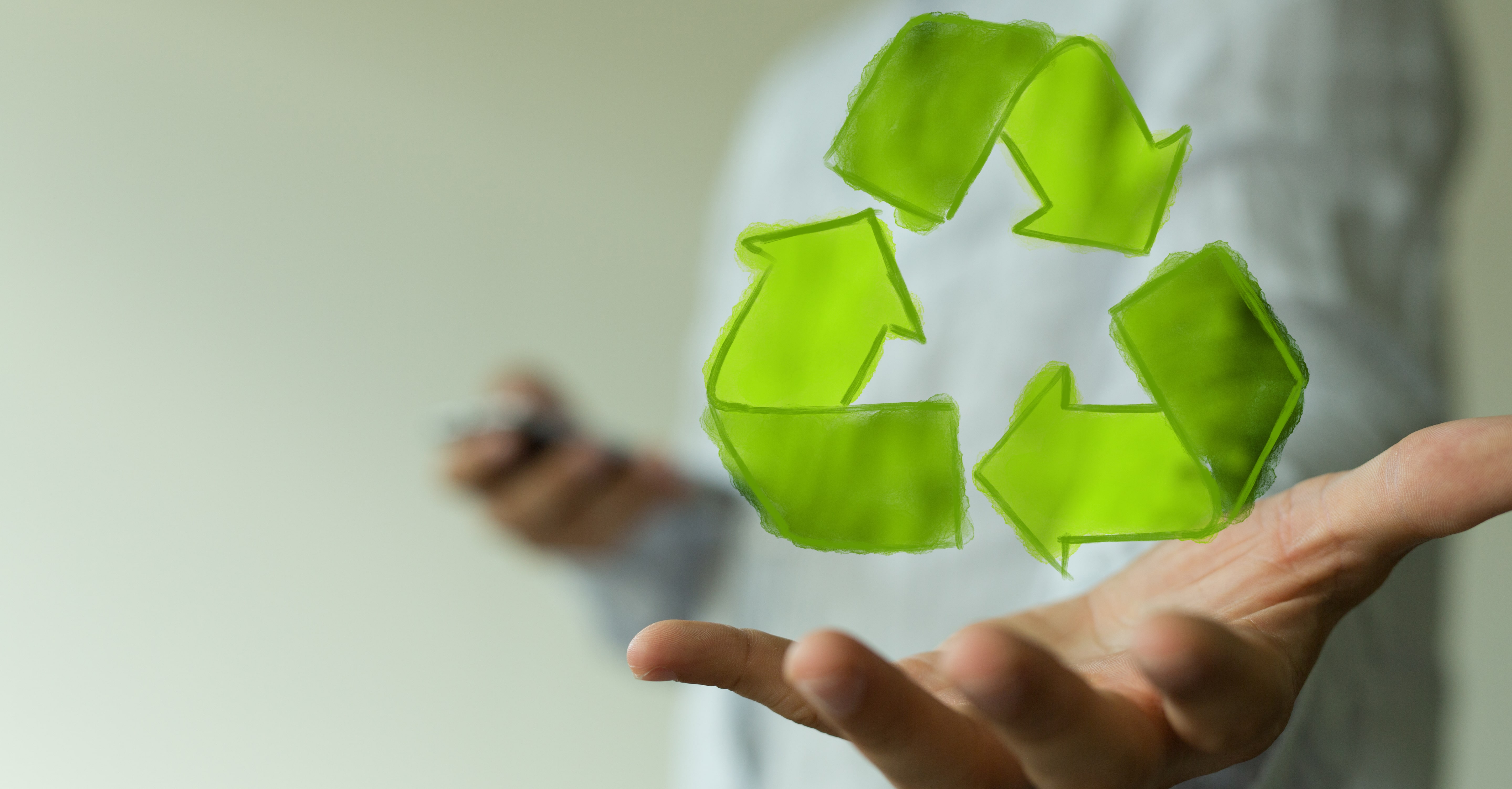 Hand über der das Reuse-Zeichen schwebt