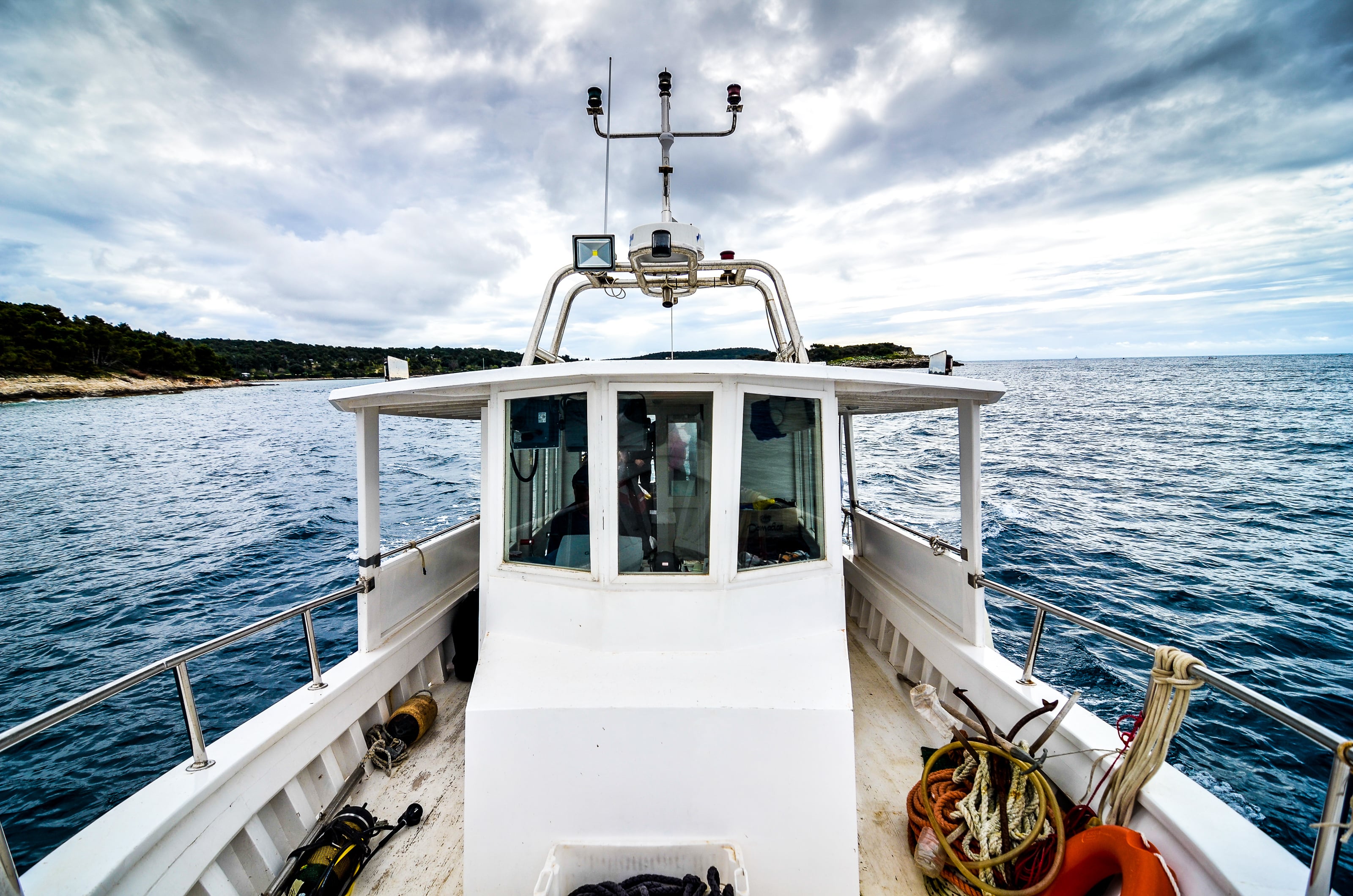 Fischerboot wirft Netze aus