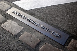 Denkmal von Berliner Mauer auf einem Stein im Boden