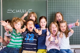 Schüler der Grundschule vor der Tafel