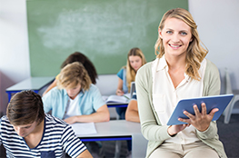 Lehrerin im Klassenraum mit Schülern und Tafel