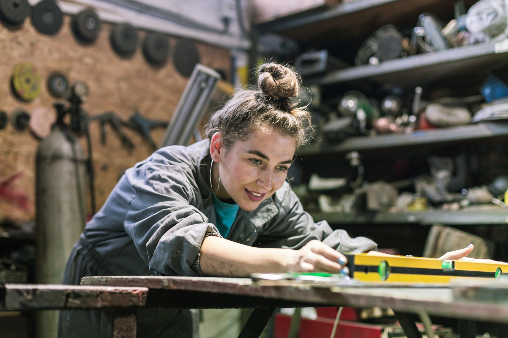 junge Frau in der Werkstatt