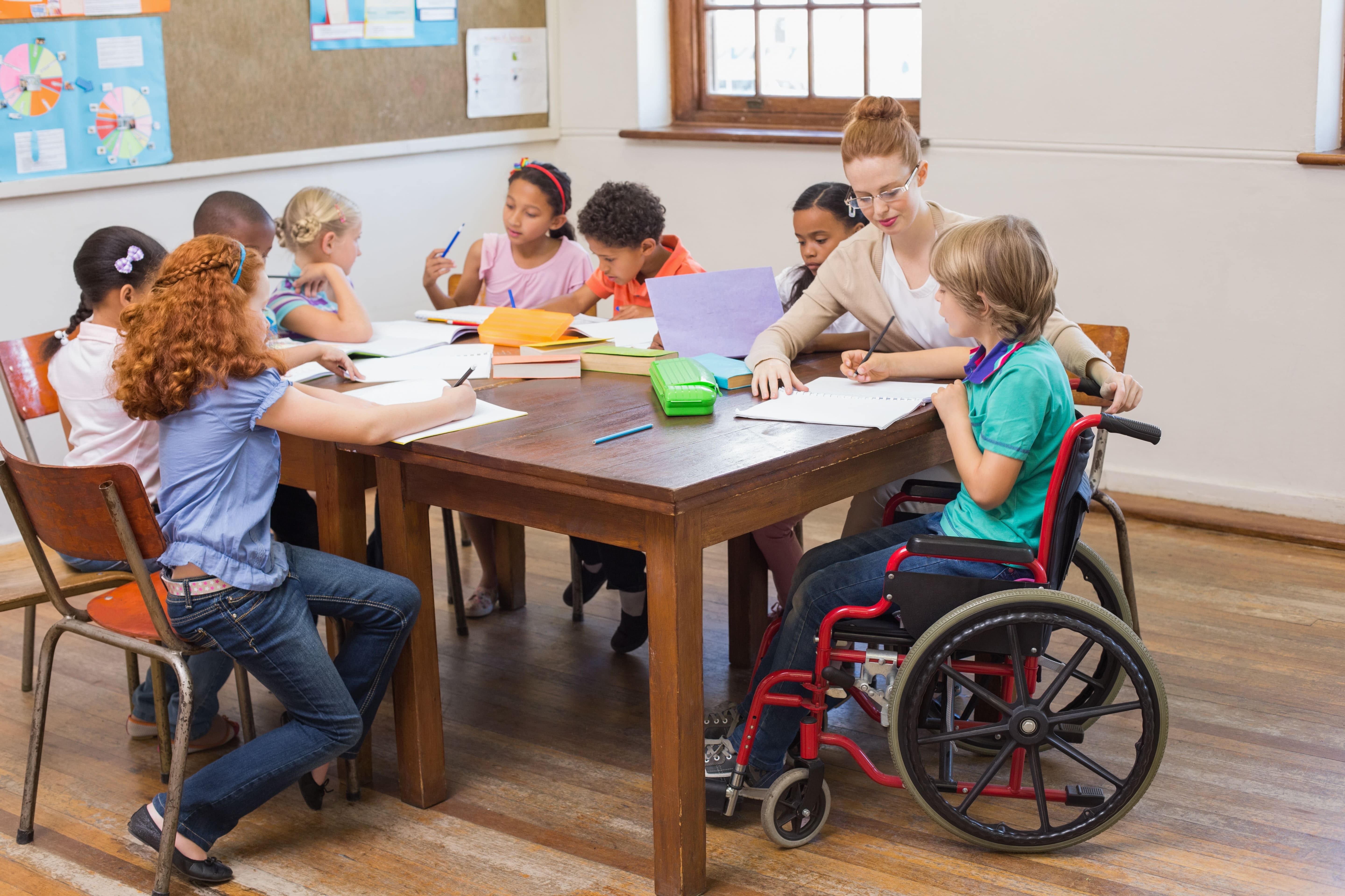 Lehrkraft mit Kindern im Klassenzimmer