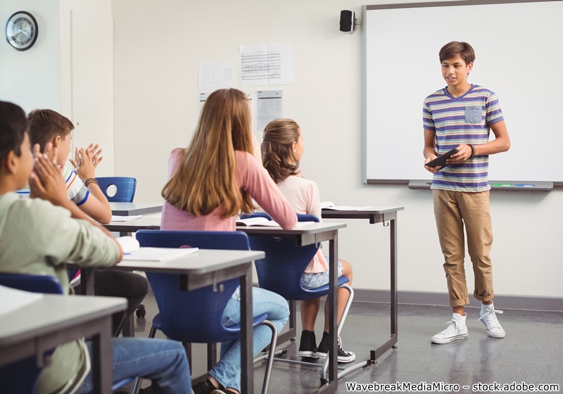 Junge hält einen Vortrag vor der Klasse