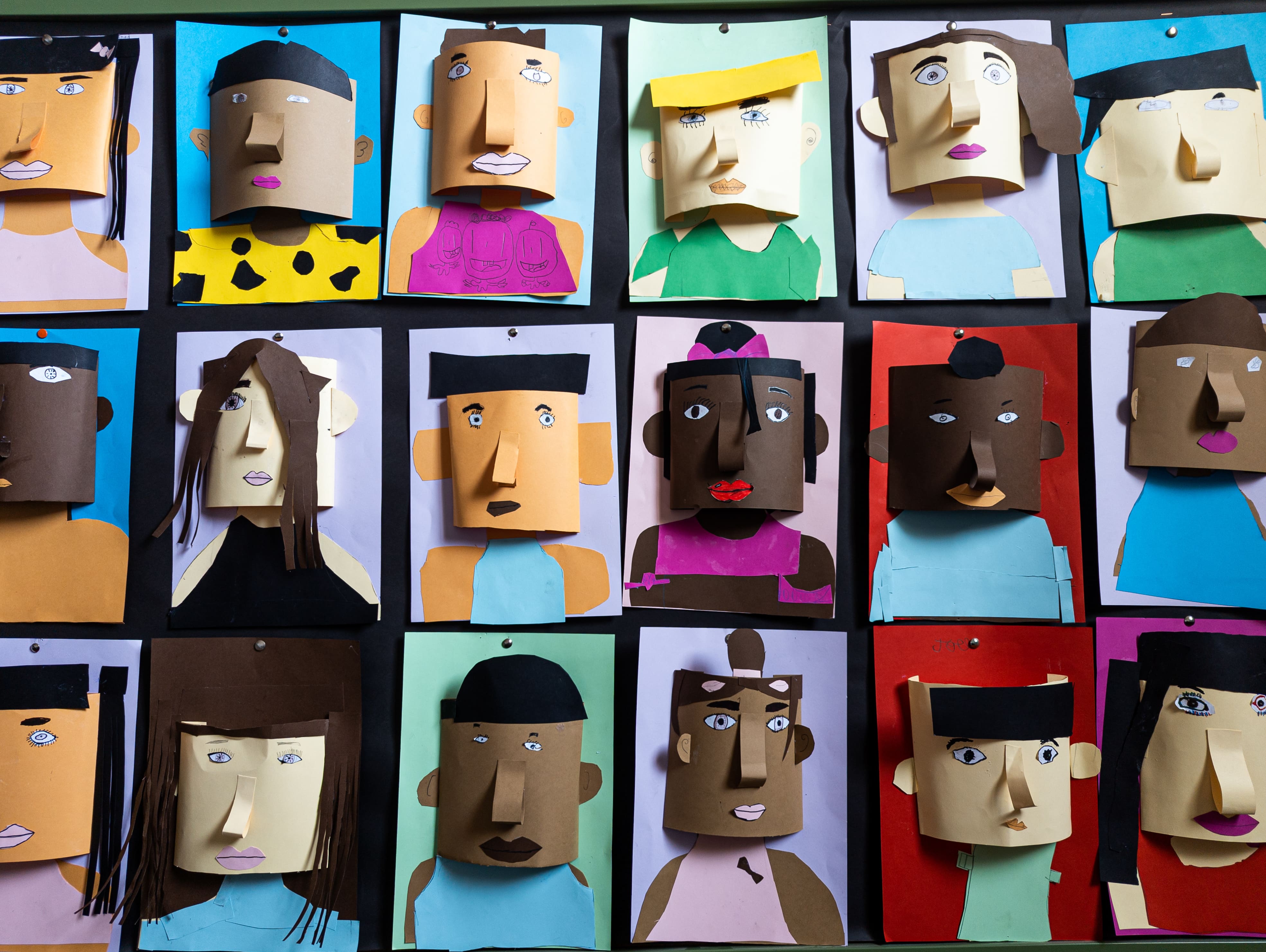 Gesichter aus Pappe gebastelt; unterschiedliche Kulturen und Hautfarben