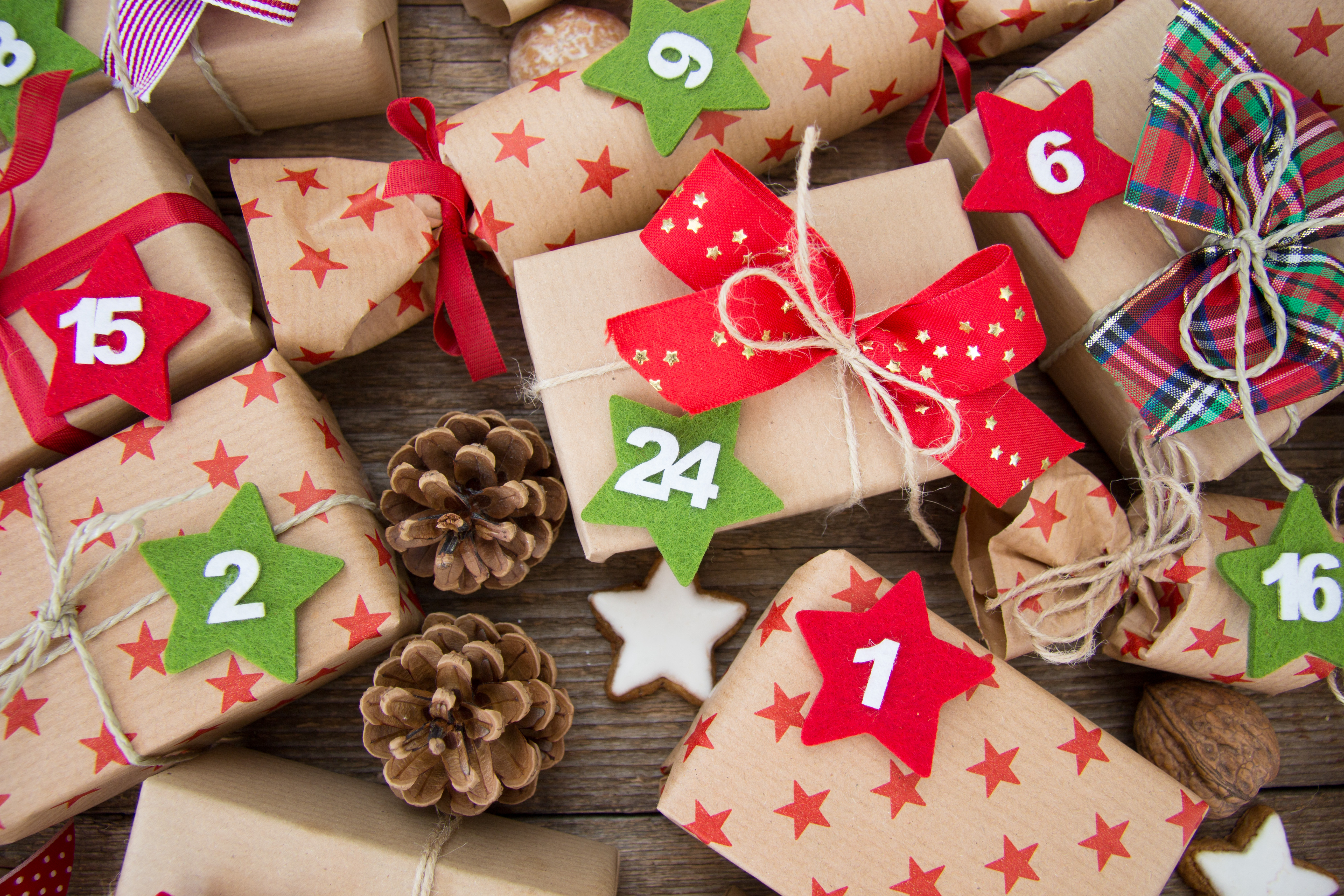 Adventskalender mit kleinen Geschenken und den Zahlen 1 bis 24