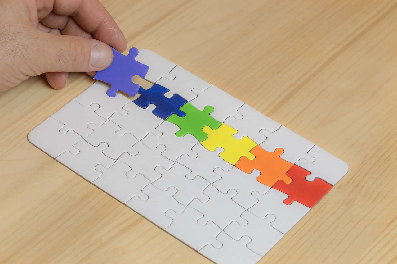 Puzzle mit weißen und bunten Teilen 