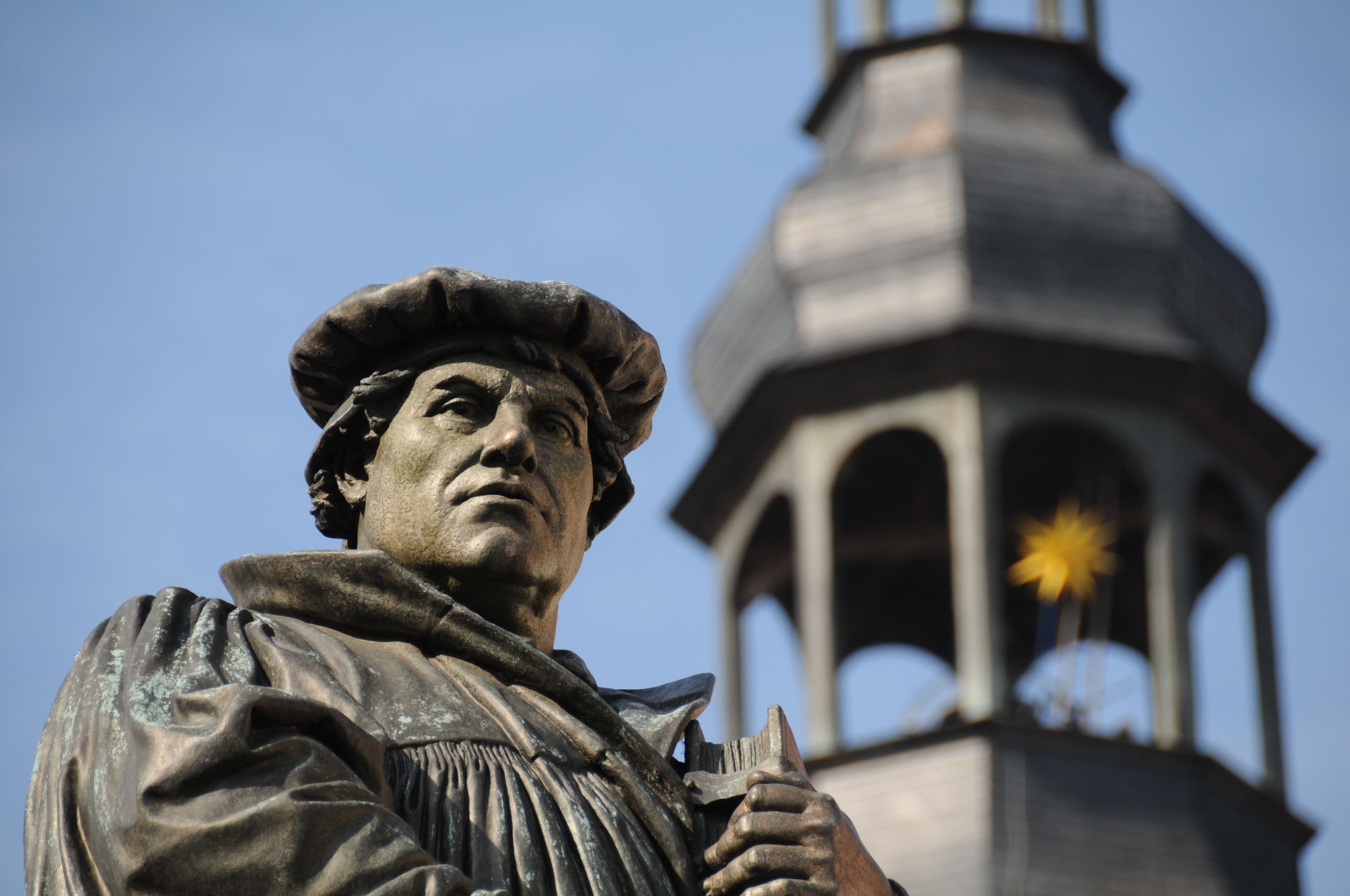 Lutherstatue vor Kirchturm 