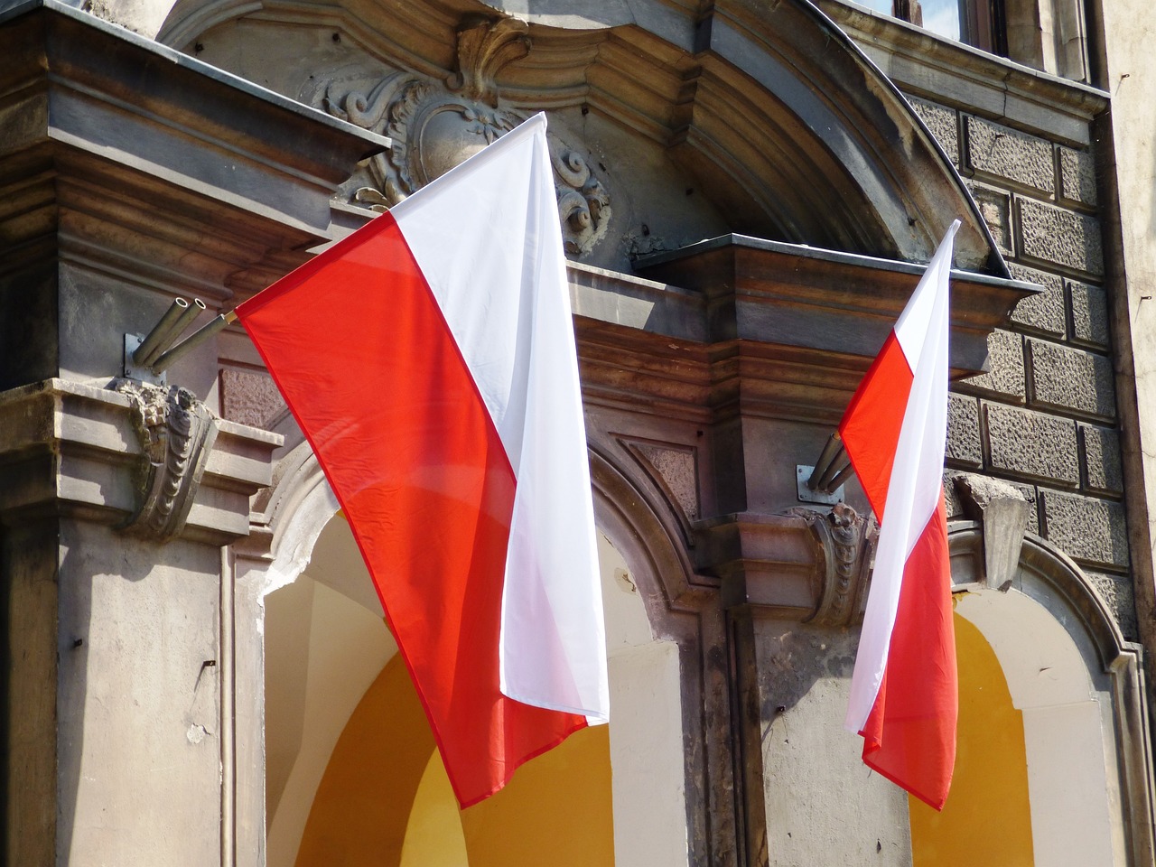 Polnische Flagge an einem Gebäude