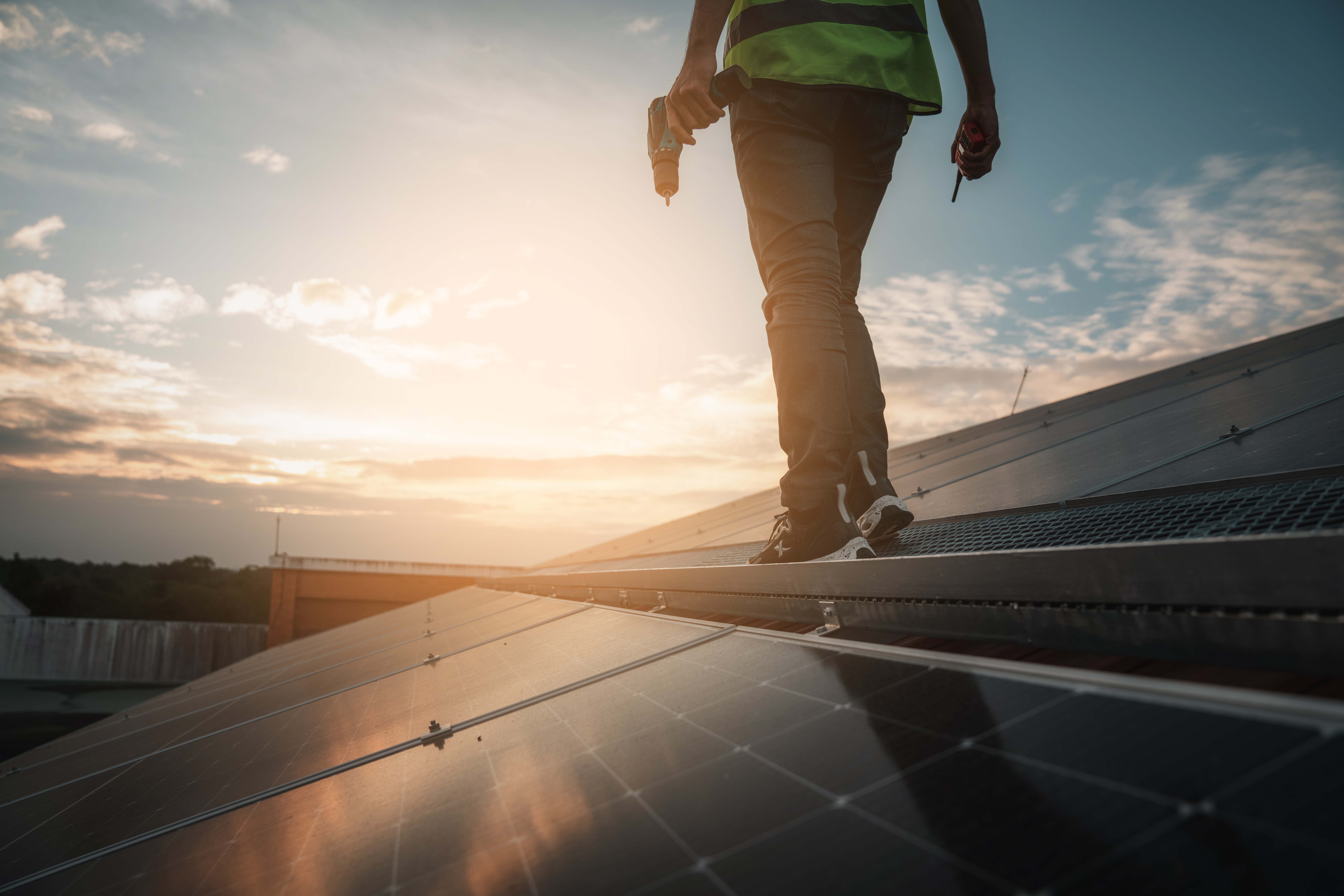 Handwerker auf Photovoltaik-Dach