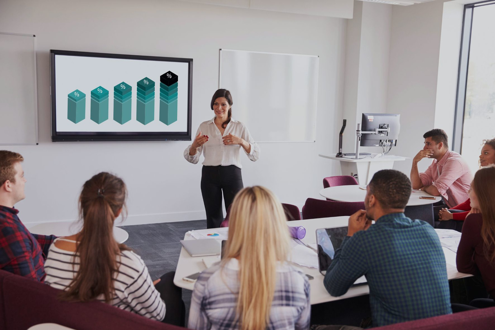Besuch einer Finanzexpertin im Schulunterricht. Foto: Canva, Monkey Business Images