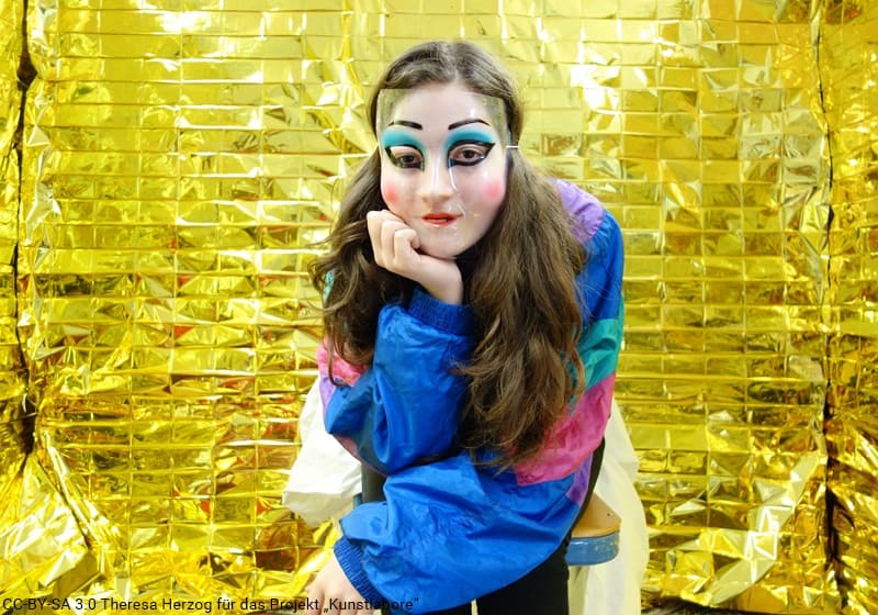 Mädchen mit Maske in goldenem Raum
