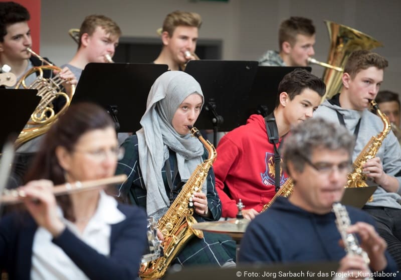 Jugendliche und Erwachsene musizieren