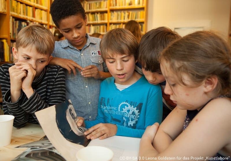 Kinder lesen gemeinsam ein Buch