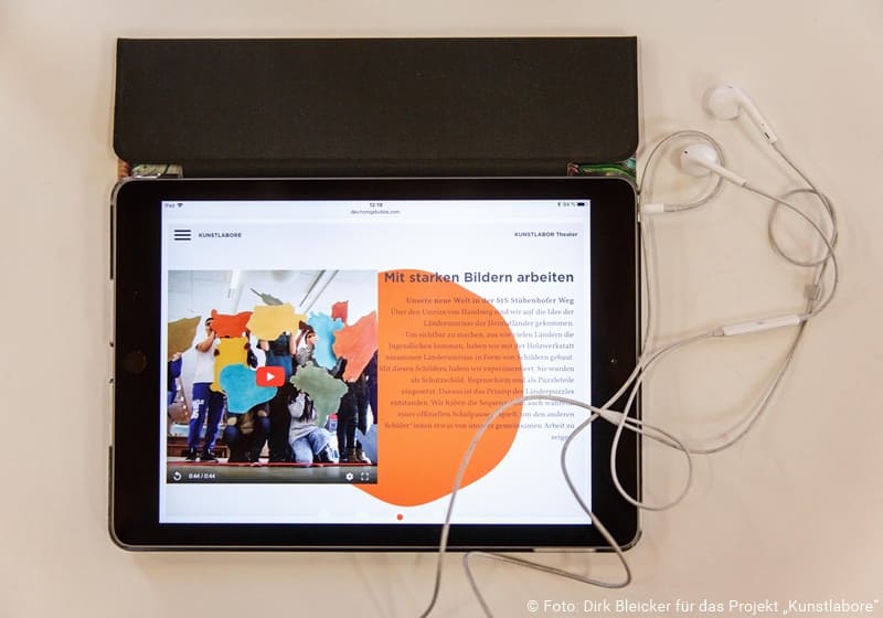 Tablet mit der Webseite kunstlabore.de