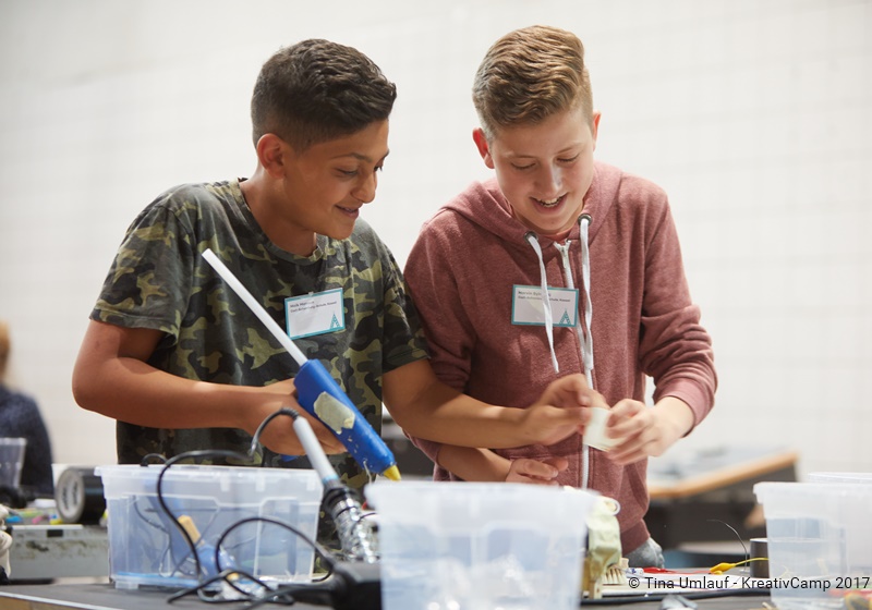 Zwei Jungen experimentieren
