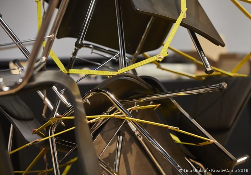 Stühle in einem Experiment für den Physik-Unterricht