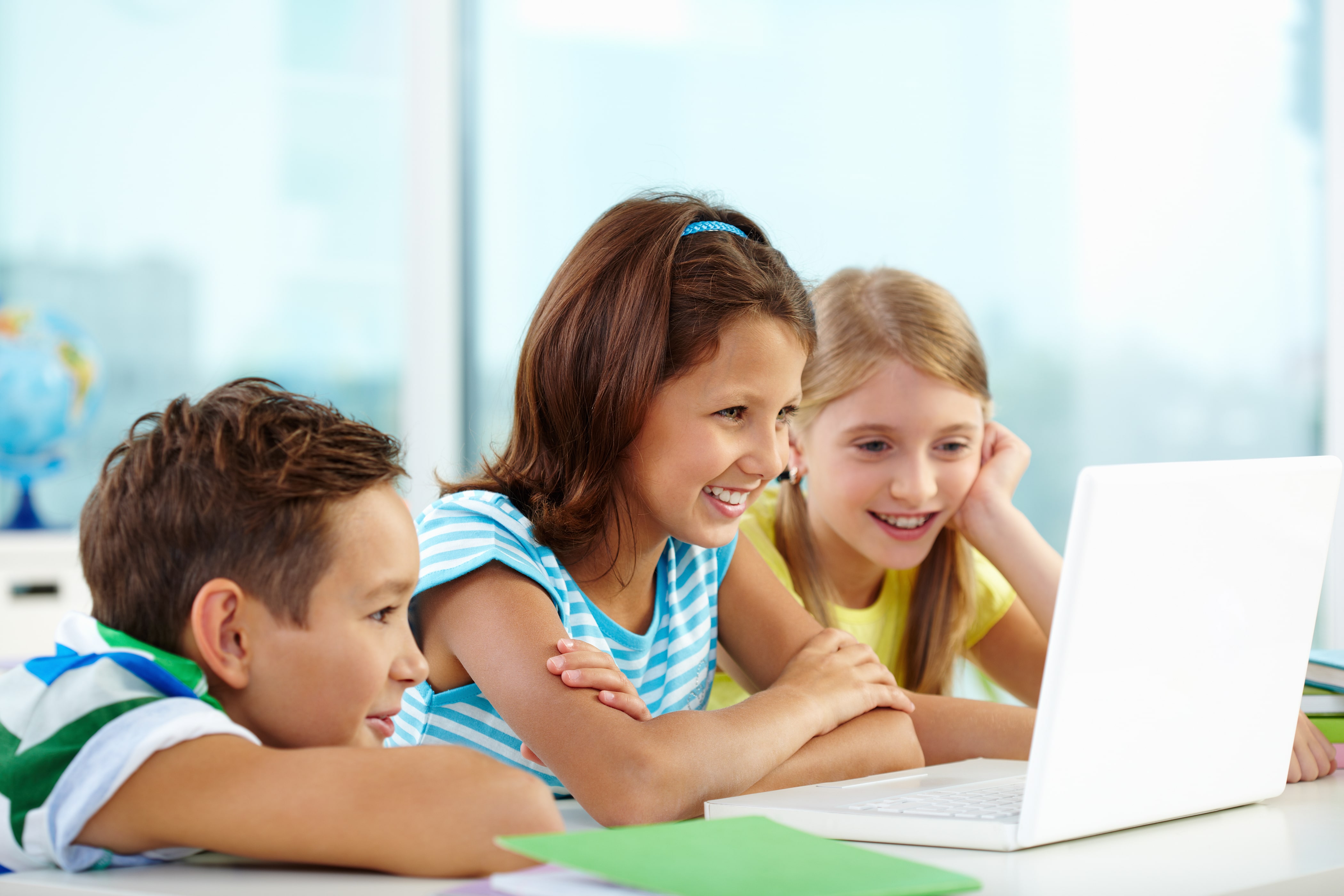 Schüler*innen schauen auf Computer
