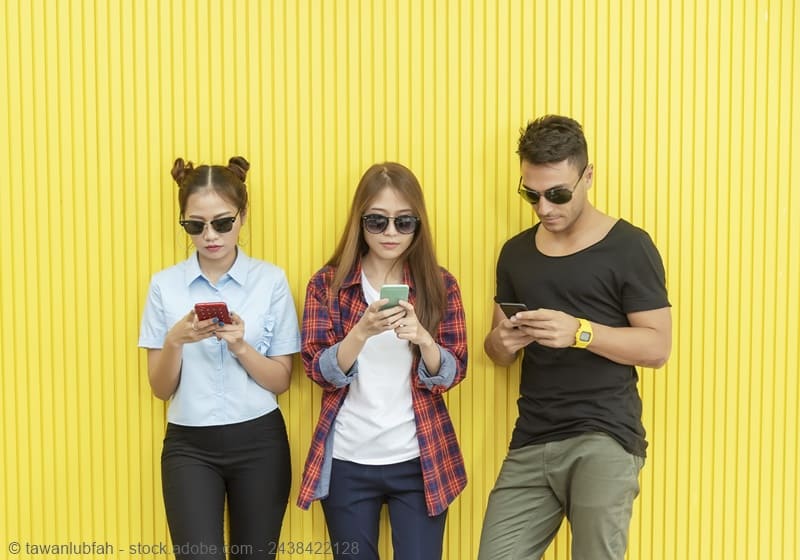 Jugendliche schauen auf Smartphones