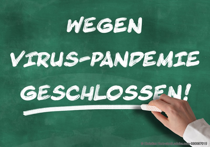 Information über Schulschließungen an die Tafel geschrieben