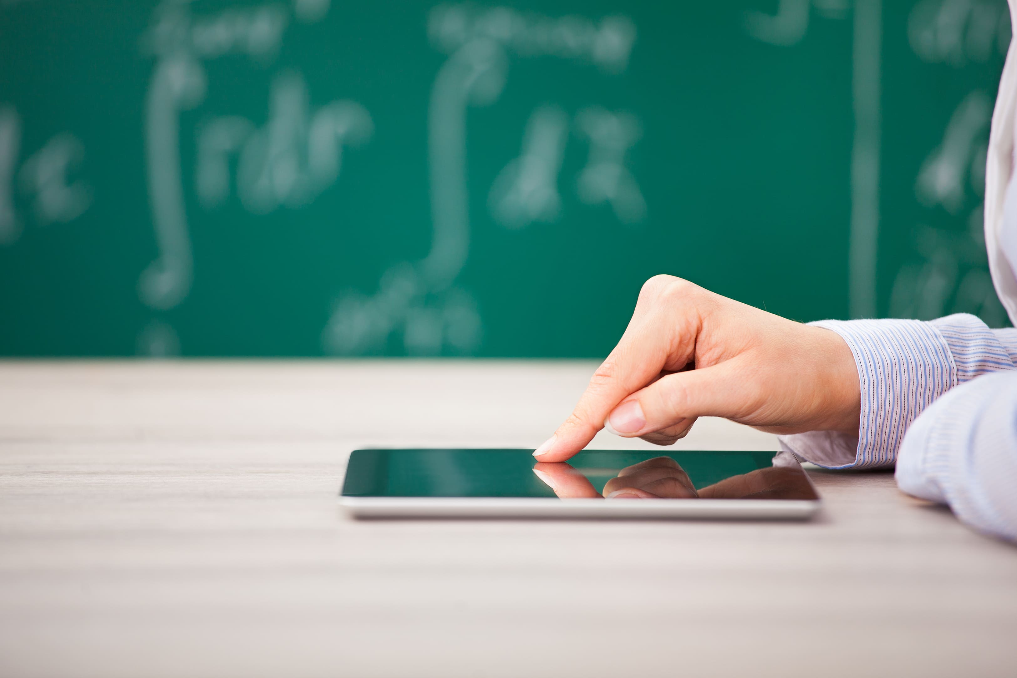 Hand bedient Tablet in einem Klassenzimmer