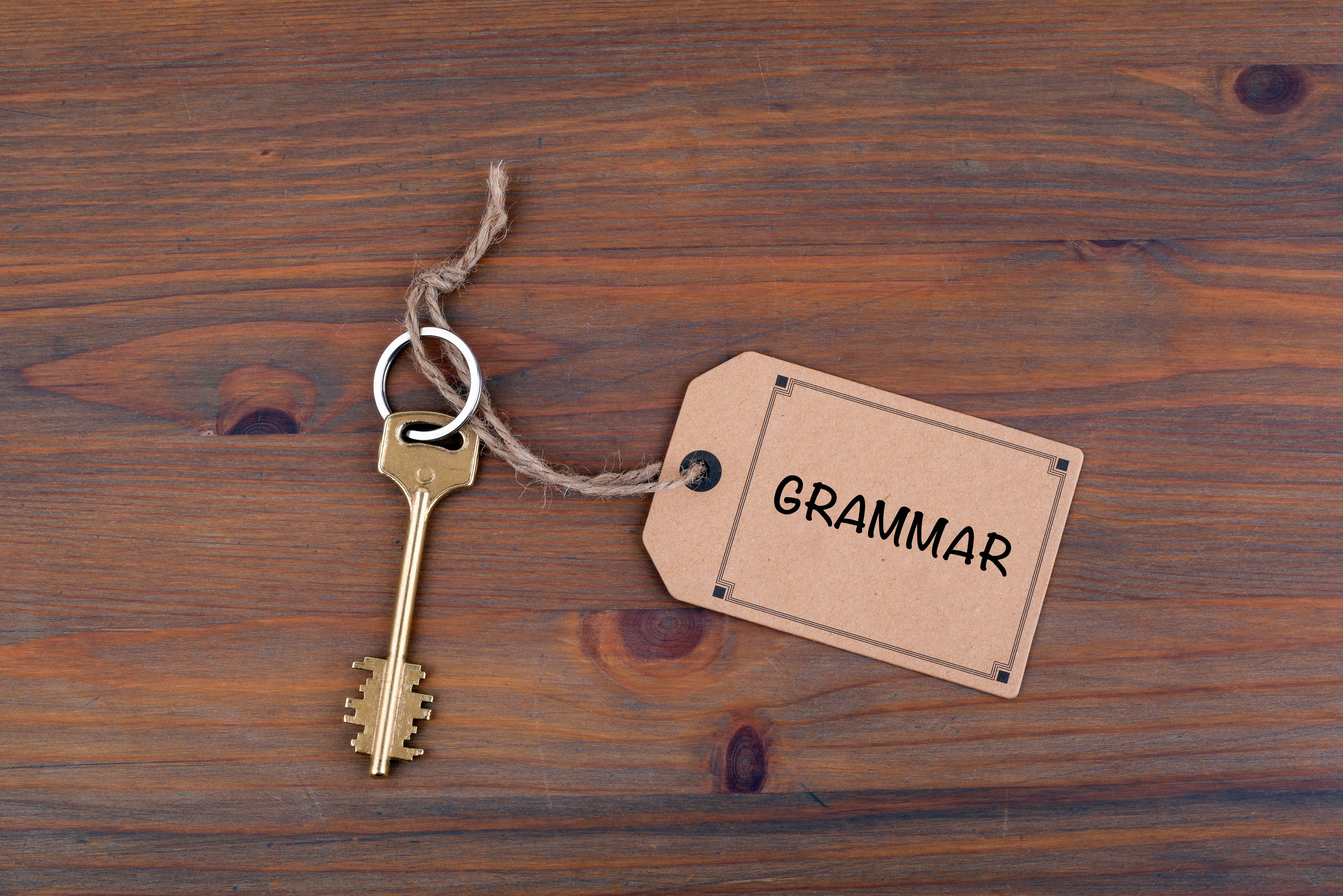 Schlüssel mit Zettel "Grammar"