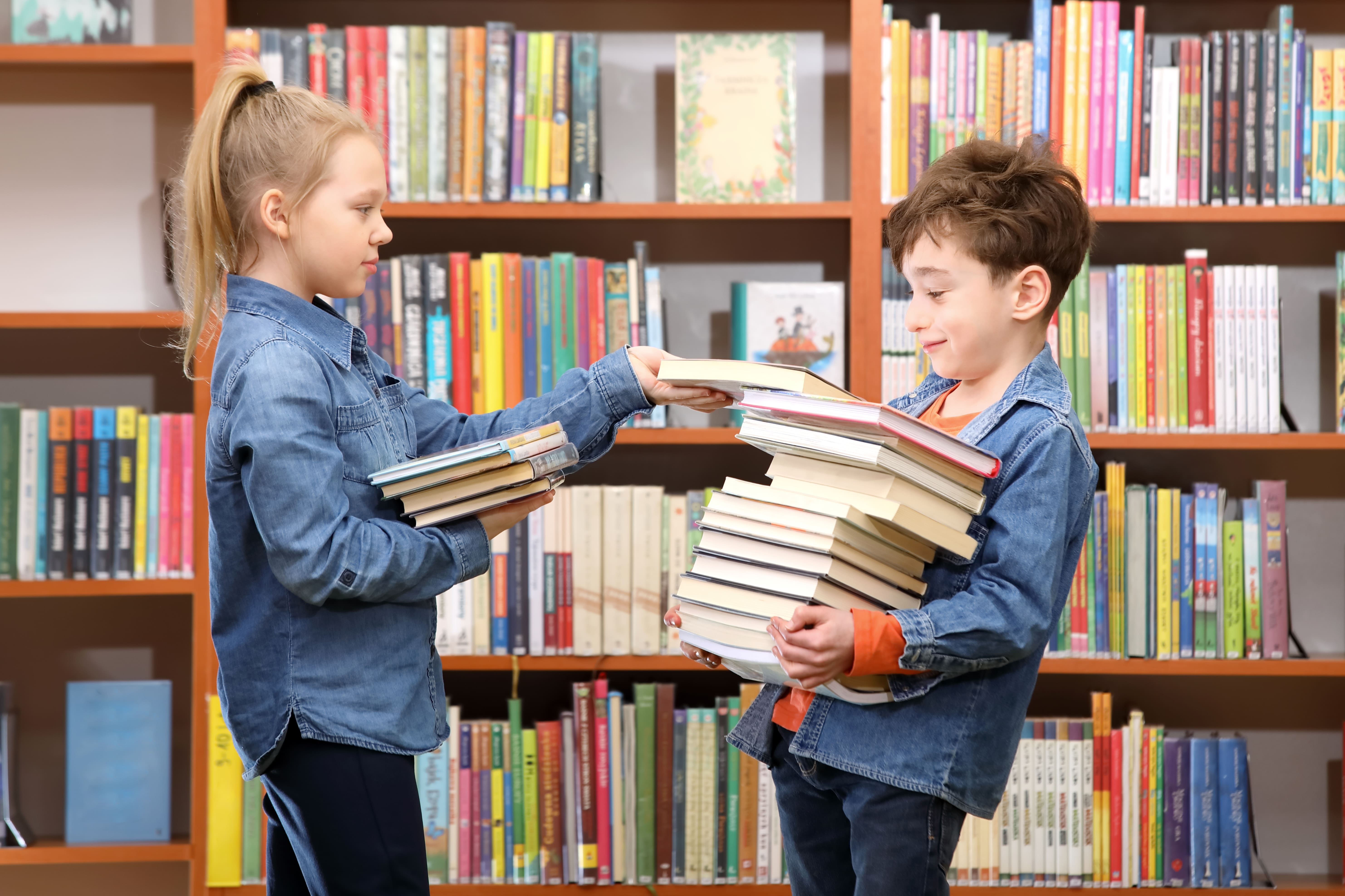 Mädchen und Junge in einer Bibliothek