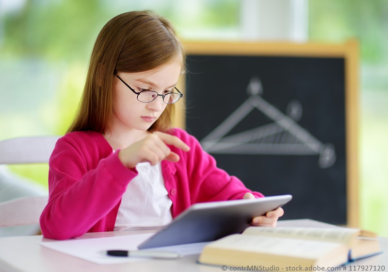 Mädchen arbeitet im Unterricht in Mathe am Tablet