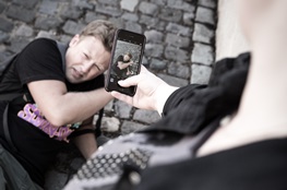 Cybermobbing Junge filmt anderen Jungen am Boden mit Handy