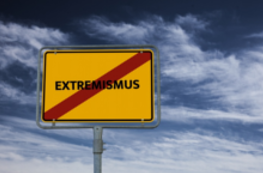 Verkehrsschild Extremismusprävention durchgestrichen