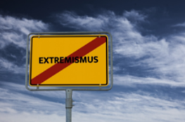 Extremismusprävention: digitales Lehrwerk auf Lehrer-Online Verkehrsschild Extremismusprävention durchgestrichen