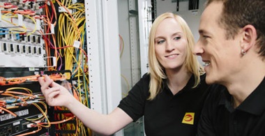 E-Handwerk Dossier Auszubildende am Schaltkasten