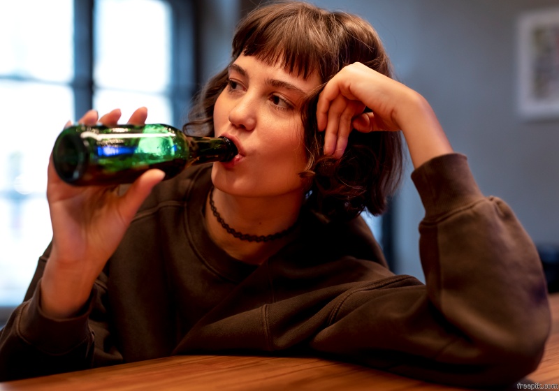 Jugendliche trinkt Bier