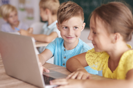 Energie macht Schule Junge und Mädchen am Laptop, Experimente zu Strom