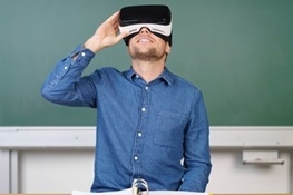 Lehrer mit VR Brille