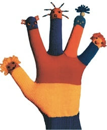 Internationale Wochen gegen Rassismus Hand mit bunten Fingern am Handschuh