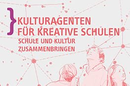 Schule und Kultur zusammenbringen Drei Menschen schauen nach oben in ein gesponnenes Netzwerk