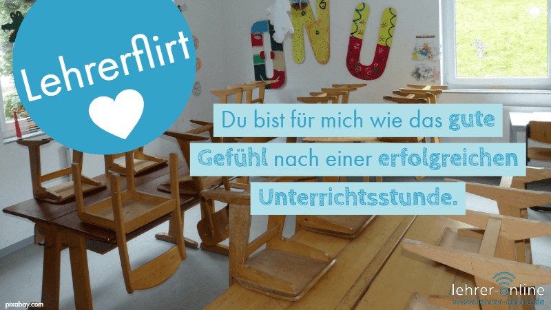 Leerer Klassenraum, hochgestellte Stühle; Lehrerflirt: Du bist für mich wie das gute Gefühl nach einer erfolgreichen Unterrichtsstunde.