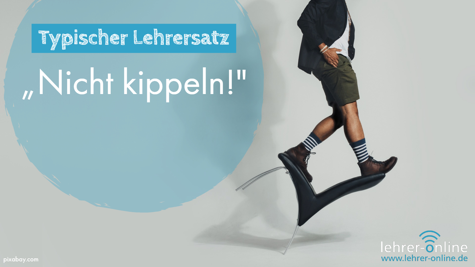 Wenn die Schülerinnen und Schüler mal wieder mit dem Stuhl wippen, folgt definitiv der typische Lehrerspruch: "Nicht kippeln!" Junge steht auf einem Stuhl. Text im Bild: Nerviger Lehrersatz: "Nicht kippeln!"