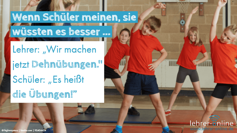Besserwisser in der Schulklasse: "Wir machen jetzt Dehnübungen." "Es heißt die Übungen!" Schulkinder, die Sport machen in einer Turnhalle; Wenn Schüler meinen, sie wüssten es besser ... Lehrer: "Wir machen jetzt Dehnübungen." Schüler: "Es heißt die Übungen!"