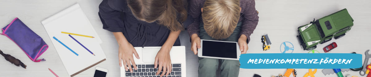 Medienkompetenz fördern Kinder sitzen am Laptop