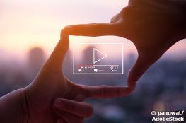 Mitmachaktion zum Thema Alkohol Finder formen Rechteck, Play-Button zwischen den Fingern