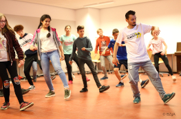 Tanzende Schultour-Teilnehmerinnen und -Teilnehmer